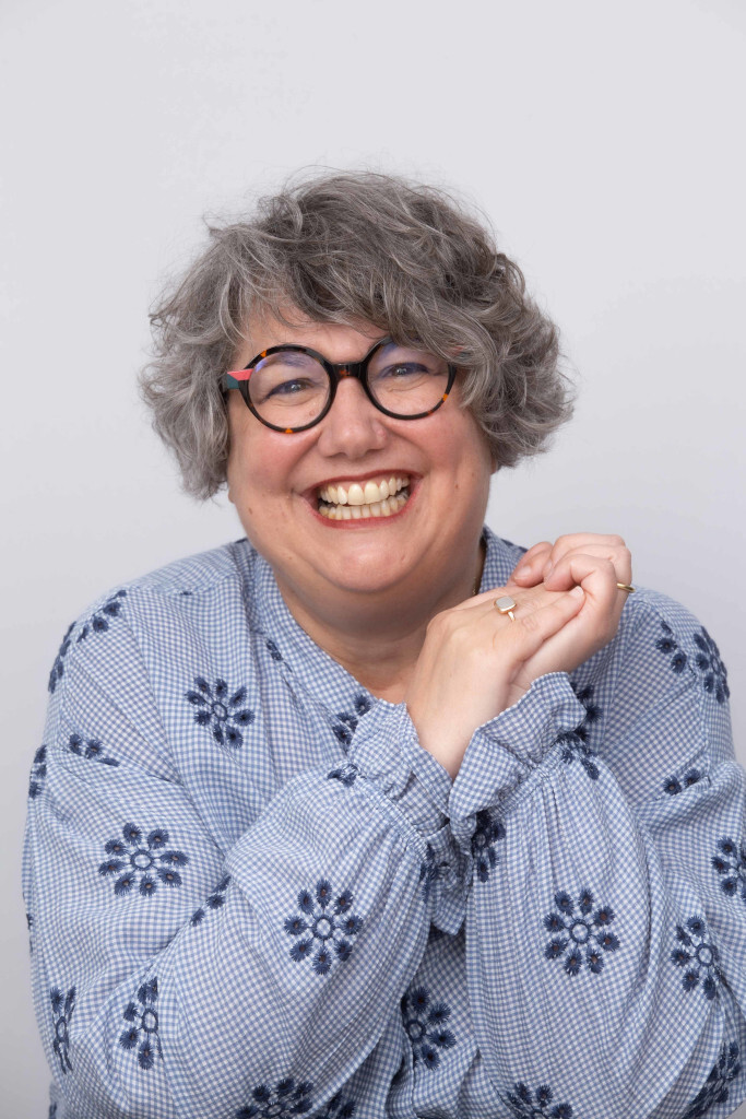 Femme souriante lunettes chemise bleue