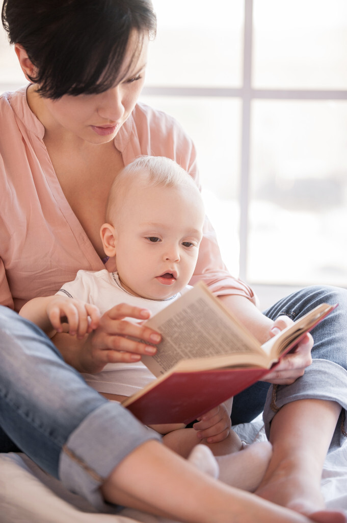 Mère et bébé lisant livre